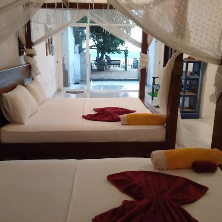 Sea Crest Beach Villa Ambalangoda  Exteriör bild