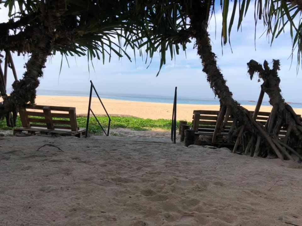 Sea Crest Beach Villa Ambalangoda  Exteriör bild