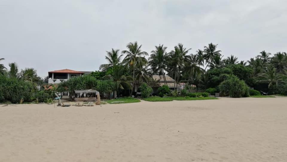 Sea Crest Beach Villa Ambalangoda  Exteriör bild