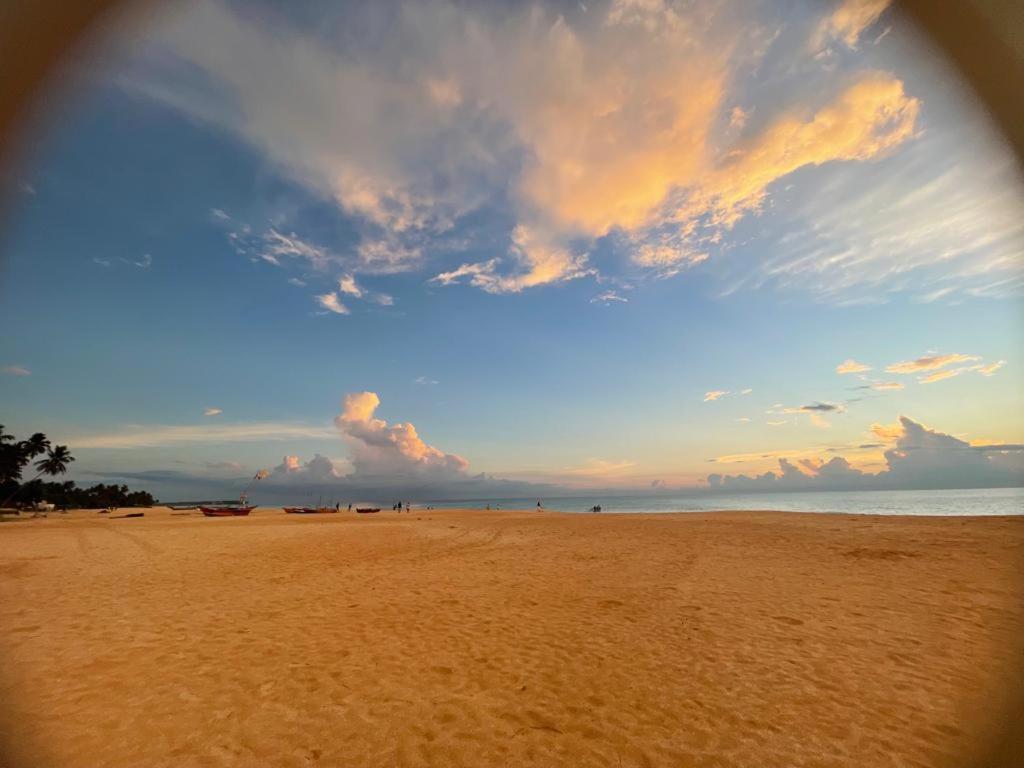 Sea Crest Beach Villa Ambalangoda  Exteriör bild