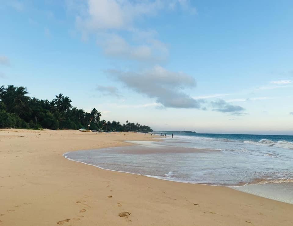 Sea Crest Beach Villa Ambalangoda  Exteriör bild