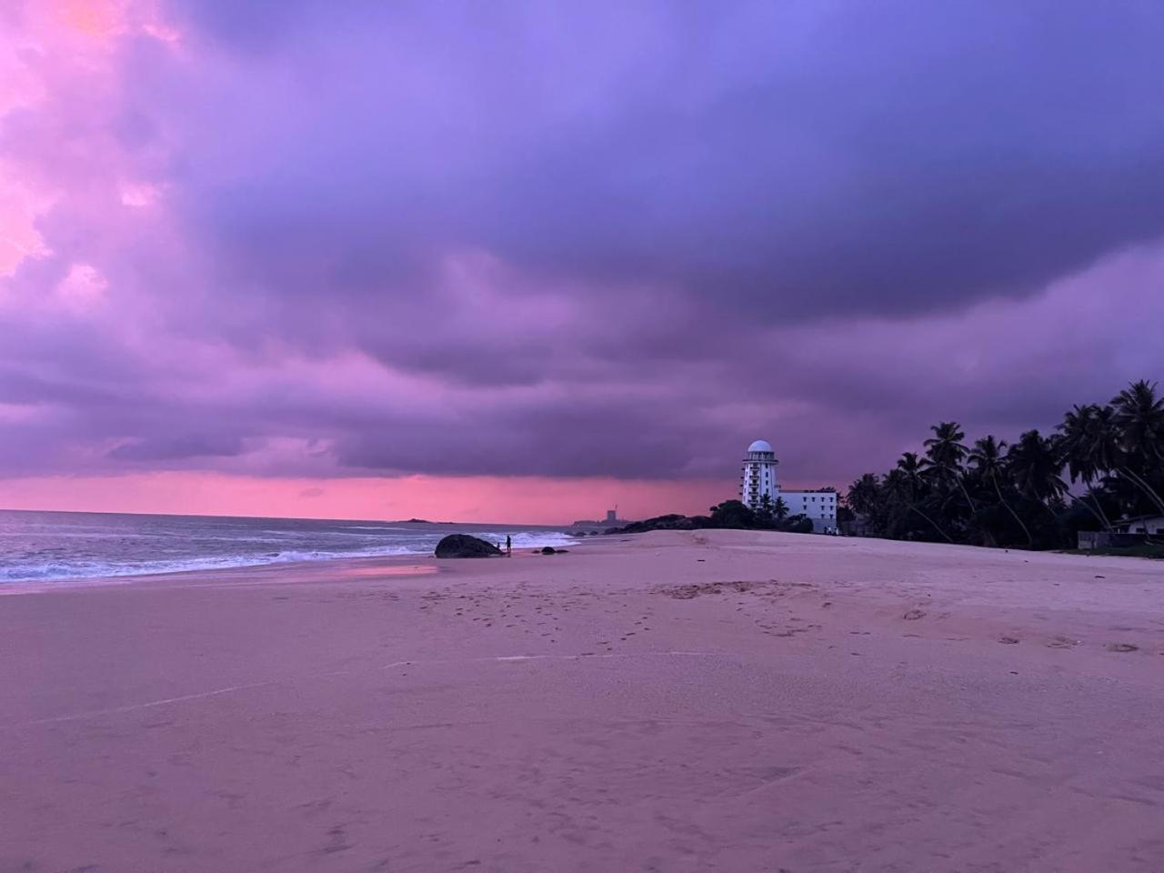 Sea Crest Beach Villa Ambalangoda  Exteriör bild